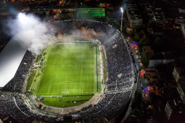 Bir futbol sırasında hayranlarla dolu Toumba Stadı 'nın hava kurum