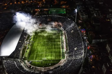 Bir futbol sırasında hayranlarla dolu Toumba Stadı 'nın hava kurum