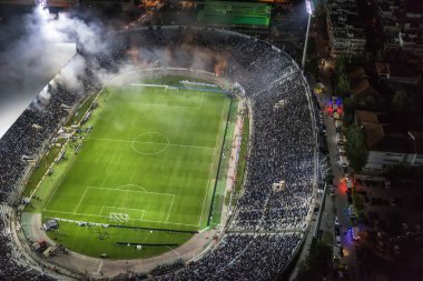 Bir futbol sırasında hayranlarla dolu Toumba Stadı 'nın hava kurum