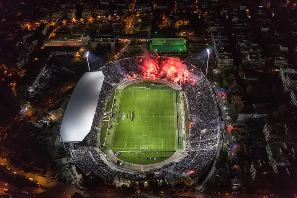 Ruß aus der Luft im Toumba-Stadion voller Fans während eines Fußballspiels — Stockfoto