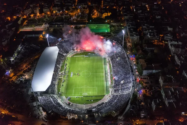 Ruß aus der Luft im Toumba-Stadion voller Fans während eines Fußballspiels — Stockfoto