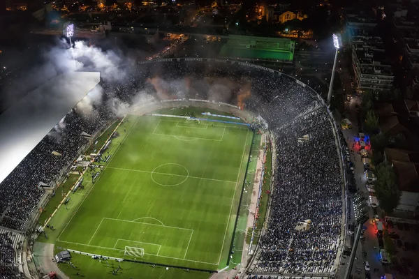 Fuliggine aerea dello stadio Toumba piena di tifosi durante un calcio — Foto Stock