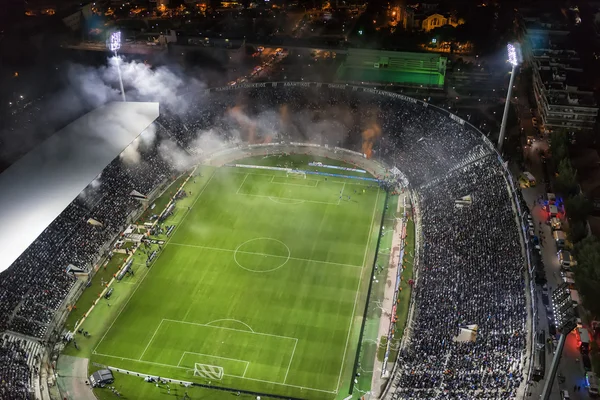 Bir futbol sırasında hayranlarla dolu Toumba Stadı 'nın hava kurum