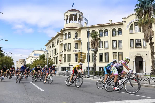 Kerékpárosok versenyezni Thessaloniki központi utcáin alatt t — Stock Fotó