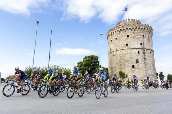 Cyclists compete in the central streets of Thessaloniki during t — Stock Photo, Image