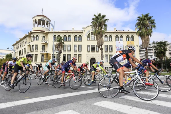 Cyklisté soutěžit v centrální ulice Soluně v t — Stock fotografie