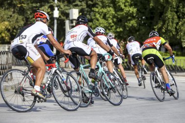 Bisikletçiler Selanik Merkez sokaklarda t sırasında rekabet.