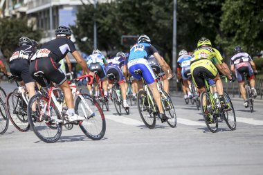 Bisikletçiler Selanik Merkez sokaklarda t sırasında rekabet.