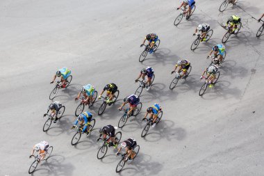 Bisikletçiler Selanik Merkez sokaklarda t sırasında rekabet.