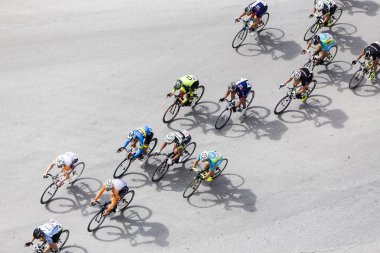 Bisikletçiler Selanik Merkez sokaklarda t sırasında rekabet.