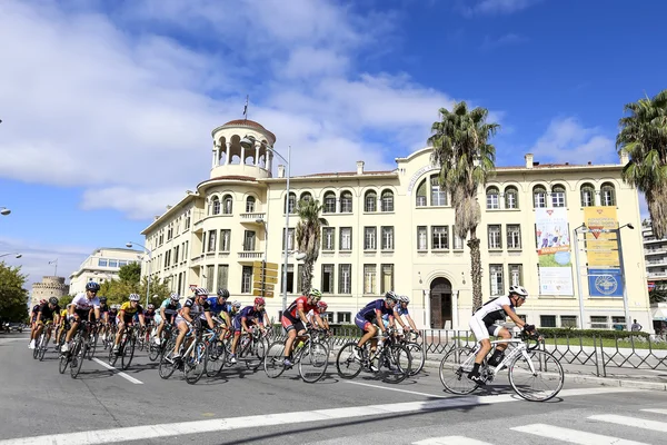 Cyclists compete in the central streets of Thessaloniki during t — Stock Photo, Image