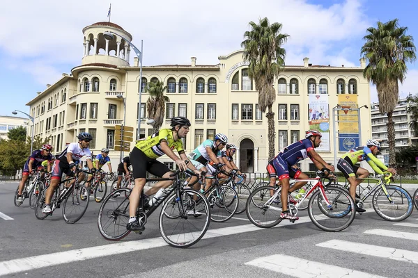 Ciclistas competem nas ruas centrais de Salónica durante t — Fotografia de Stock