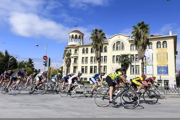 Ciclistas compiten en las calles centrales de Tesalónica durante t — Foto de Stock