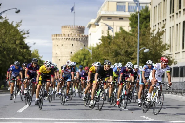 Radfahrer messen sich in den zentralen Straßen von Thessaloniki während — Stockfoto