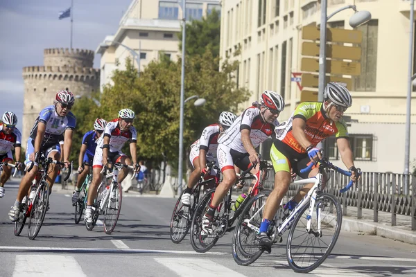 Radfahrer messen sich in den zentralen Straßen von Thessaloniki während — Stockfoto