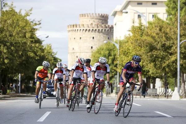 Ciclistas competem nas ruas centrais de Salónica durante t — Fotografia de Stock