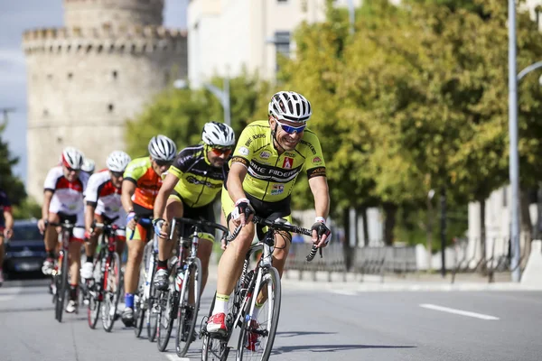 Radfahrer messen sich in den zentralen Straßen von Thessaloniki während — Stockfoto