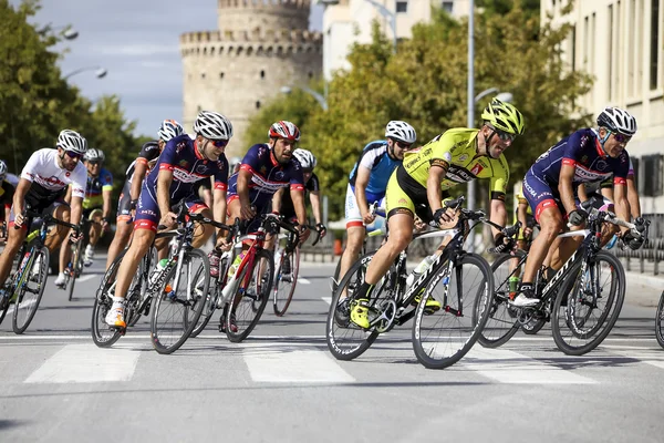Cyclists compete in the central streets of Thessaloniki during t — Stock Photo, Image