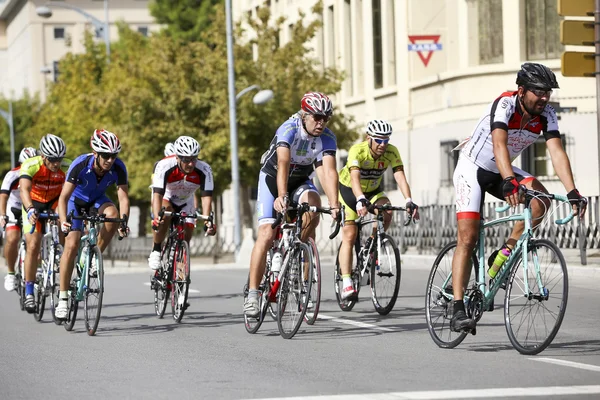 Cyklisté soutěžit v centrální ulice Soluně v t — Stock fotografie