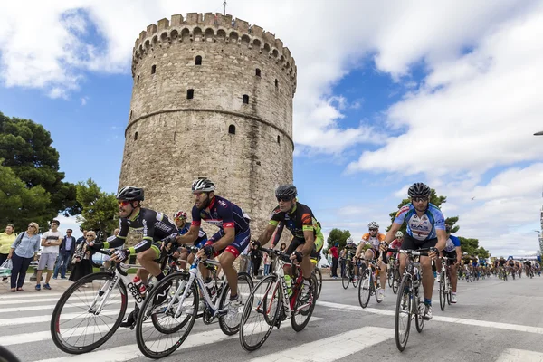 Radfahrer messen sich in den zentralen Straßen von Thessaloniki während — Stockfoto