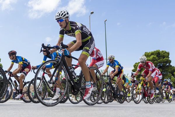Велогонщики соревнуются на центральных улицах города Салоники в течение года
