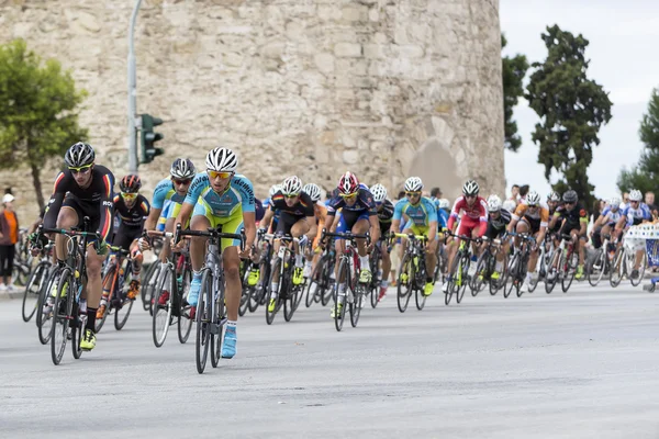 Radfahrer messen sich in den zentralen Straßen von Thessaloniki während — Stockfoto