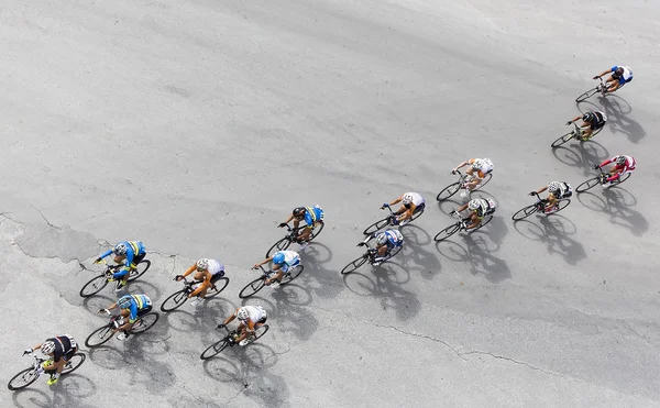 साइकिल चालक टी के दौरान थिस्सलुनीकी की केंद्रीय सड़कों में प्रतिस्पर्धा करते हैं — स्टॉक फ़ोटो, इमेज
