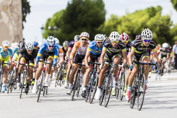 Велогонщики соревнуются на центральных улицах города Салоники в течение года
