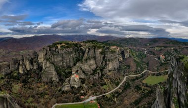 Meteora, Yunanistan, Havadan çekilen ve Kalambaka kasabasının üzerinde yükselen muazzam kumtaşı sütunları ve tarihi uçurum üstü manastırlarını yakalayan fotoğraf, dramatik doğal manzara ve kültür mirasını gözler önüne seriyor..