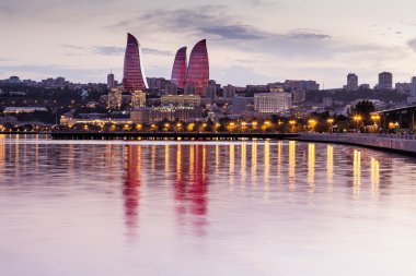 Rıhtımlar ve Bakü, Azerbaija gece, şehrin görünümünü