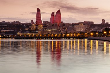 Rıhtımlar ve Bakü, Azerbaija gece, şehrin görünümünü