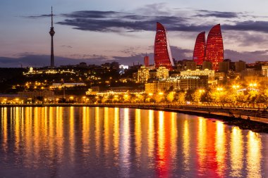 Rıhtımlar ve Bakü, Azerbaija gece, şehrin görünümünü