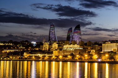 Rıhtımlar ve Bakü, Azerbaija gece, şehrin görünümünü