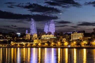 Rıhtımlar ve Bakü, Azerbaija gece, şehrin görünümünü