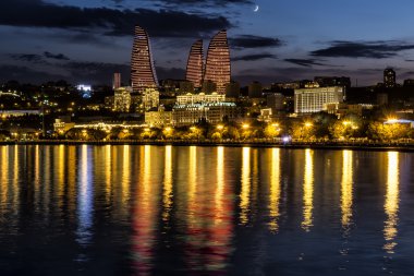 Rıhtımlar ve Bakü, Azerbaija gece, şehrin görünümünü