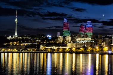 Rıhtımlar ve Bakü, Azerbaija gece, şehrin görünümünü