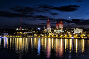 Rıhtımlar ve Bakü, Azerbaija gece, şehrin görünümünü