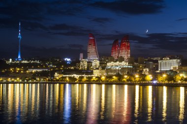 Rıhtımlar ve Bakü, Azerbaija gece, şehrin görünümünü