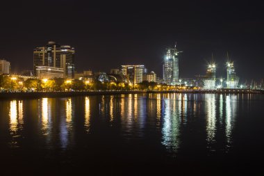 Rıhtımlar ve Bakü, Azerbaija gece, şehrin görünümünü