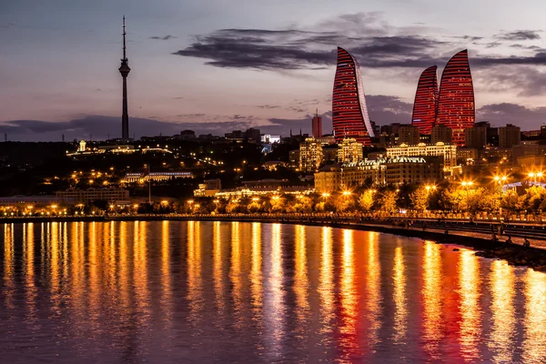 Vista del paseo marítimo y de la ciudad por la noche, en Bakú, Azerbaija — Foto de Stock