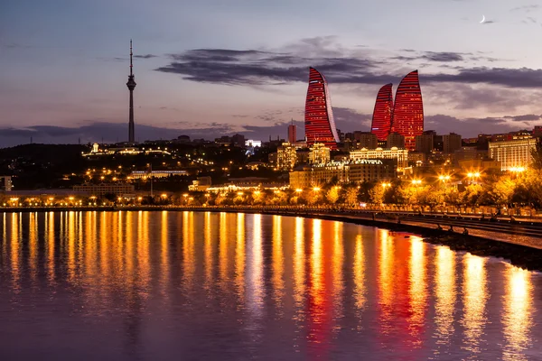 Uitzicht op de waterkant en de stad 's nachts, in Bakoe, Azerbaija — Stockfoto