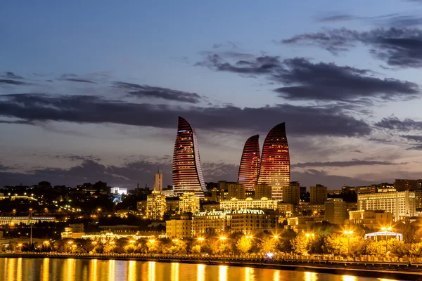 Uitzicht op de waterkant en de stad 's nachts, in Bakoe, Azerbaija — Stockfoto