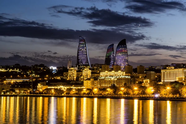 Vista del paseo marítimo y de la ciudad por la noche, en Bakú, Azerbaija — Foto de Stock