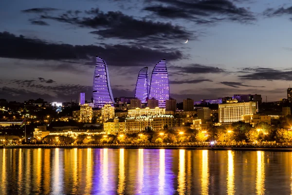 Vista del paseo marítimo y de la ciudad por la noche, en Bakú, Azerbaija — Foto de Stock