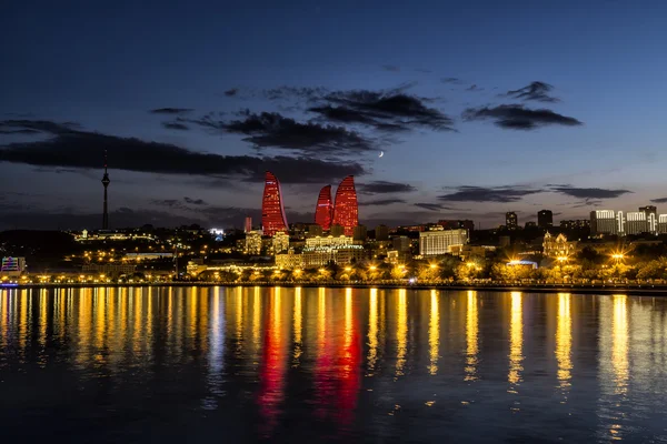 Vista del paseo marítimo y de la ciudad por la noche, en Bakú, Azerbaija —  Fotos de Stock