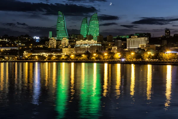 Vista da orla e da cidade à noite, em Baku, Azerbaija — Fotografia de Stock