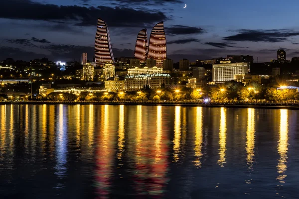 Vista del paseo marítimo y de la ciudad por la noche, en Bakú, Azerbaija — Foto de Stock