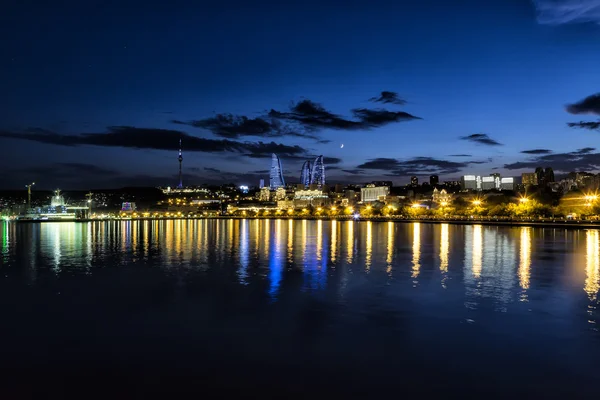 View of the waterfront and the city at night, in Baku, presidentja — стоковое фото