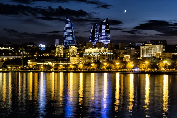 Kilátás a vízpartra és a város éjjel, Bakuban, Azerbaija — Stock Fotó