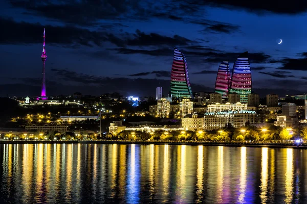 Utsikt över vattnet och staden på natten, i Baku, Azerbaija — Stockfoto